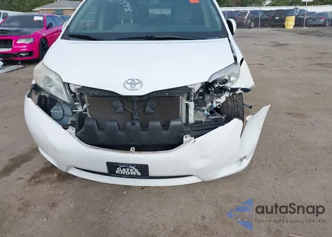 2015 Toyota Sienna Le 8 Passenger z USA, uszkodzony, nr VIN 5TDKK3DC5FS597337